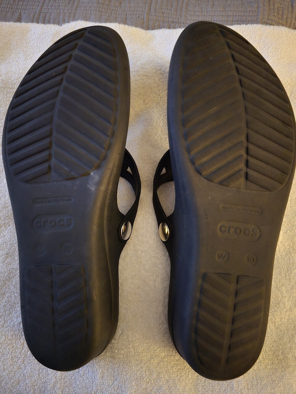 Crocs Sanrah Beveled Circle Sandals - Black/Silver, Size 10 - Picture 4 of 6